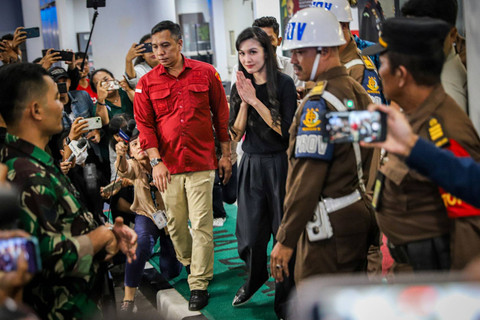 Artis Sandra Dewi berjalan usai menjalani pemeriksaan di Gedung Kejaksaan Agung RI, Jakarta, Rabu (15/5/2024). Foto: Iqbal Firdaus/kumparan