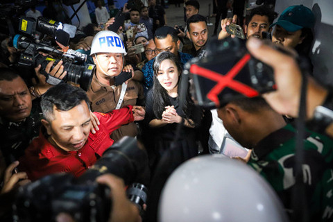 Artis Sandra Dewi berjalan usai menjalani pemeriksaan di Gedung Kejaksaan Agung RI, Jakarta, Rabu (15/5/2024). Foto: Iqbal Firdaus/kumparan