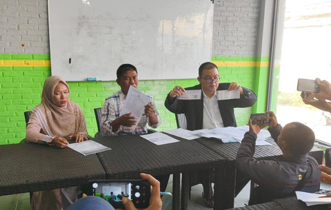 Calim Sumarlin (tengah) bersama anaknya Teti Rohaeti dan Kuasa hukum, Eka A. Surya Atmaja, menunjukkan sejumlah barang bukti saat konferensi pers di Kota Cirebon. Foto: Tarjoni/Ciremaitoday