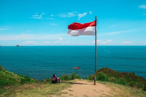 Ilustrasi fungsi bendera merah putih sebagai bendera negara, Photo by Anggit Rizkianto on Unsplash