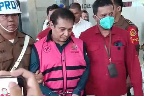 Tersangka kasus korupsi impor gula Ronny Rosfyandi (kedua kiri) berjalan meninggalkan gedung usai menjalani pemeriksaan di Gedung Kejaksaan Agung, Jakarta, Rabu (15/5/2024). Foto: Aprilandika Pratama/kumparan