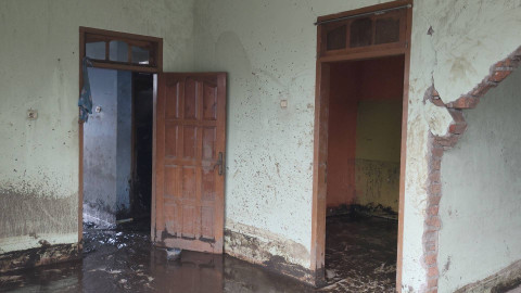 Kondisi rumah Widya Putra (37), korban terdampak banjir lahar dingin Gunung Marapi di Nagari Bukik Batabuah, Kabupaten Agam, Sumatera Barat, Rabu (15/5/2024). Foto: Jonathan Devin/kumparan