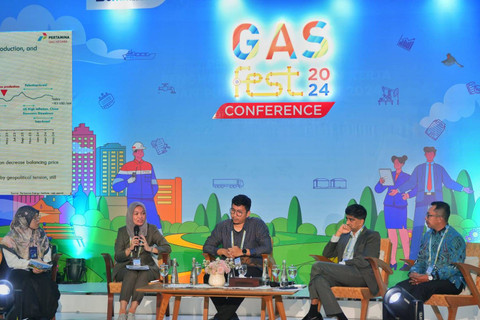 Direktur Strategi dan Pengembangan Bisnis PGN Rosa Permata Sari (kedua dari kiri) dalam Energy & Economic Outlook Gasfest 2024, Senin (14/5/2024), Foto: PGN