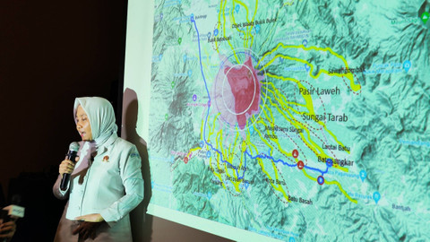 Kepala BMKG Dwikorita Karnawati memaparkan hasil pemetaan wilayah rawan banjir lahar dingin Gunung Marapi Foto: Jonathan Devin/kumparan