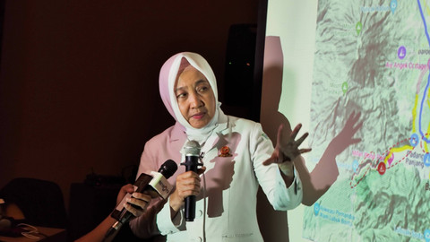 Kepala BMKG Dwikorita Karnawati memaparkan hasil pemetaan wilayah rawan banjir lahar dingin Gunung Marapi Foto: Jonathan Devin/kumparan