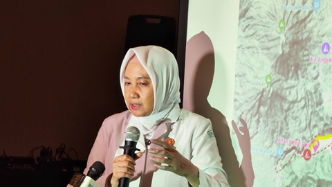 Kepala BMKG Dwikorita Karnawati memaparkan hasil pemetaan wilayah rawan banjir lahar dingin Gunung Marapi Foto: Jonathan Devin/kumparan