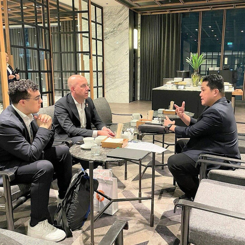 Ketum PSSI, Erick Thohir, bertemu Sekjen Federasi Sepak Bola Belanda (KNVB), Gijs de Jong, pada 15 Mei 2024. Foto: Instagram/@erickthohir