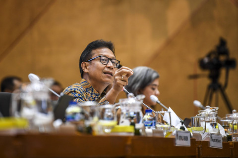Menteri Kesehatan Budi Gunadi Sadikin memberikan paparan saat mengikuti rapat dengar pendapat (RDP) dengan Komisi IX DPR di kompleks Parlemen, Jakarta, Kamis (16/5/2024). Foto: ANTARA FOTO/Galih Pradipta
