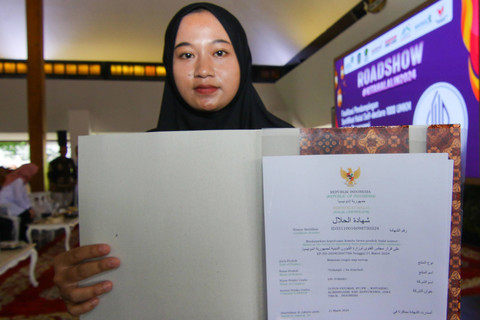 Peserta menunjukan setifikat Halal usahanya di Pendopo, Banyuwangi, Jawa Timur, Rabu (24/4/2024). Foto: ANTARA FOTO/Budi Candra Setya