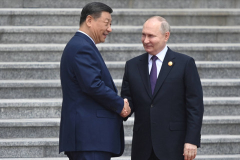 Presiden Rusia Vladimir Putin dan Presiden Tiongkok Xi Jinping menghadiri upacara penyambutan resmi di Beijing, China, Kamis (16/5/2024). Foto: Sputnik/Konstantin Zavrazhin/Pool via REUTERS