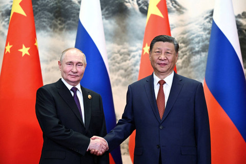 Presiden Rusia Vladimir Putin dan Presiden China Xi Jinping menghadiri pertemuan di Aula Besar Rakyat di Beijing, China, Kamis (16/5/2024). Foto: Sputnik/Konstantin Zavrazhin/Pool via REUTERS