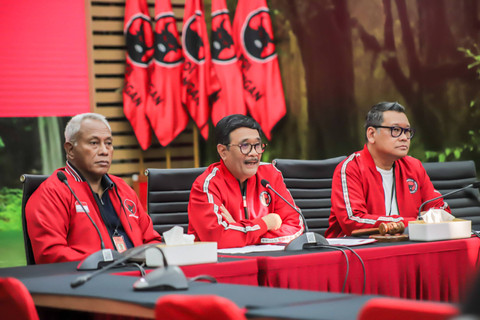 Ketua DPP PDI Perjuangan (PDIP) sekaligus Steering Committee (SC) Rakernas V PDIP Djarot Saiful Hidayat (tengah) menyampaikan keterangan terkait pelaksanaan Rakernas IV PDIP di Kantor DPP PDIP, Jakarta, Kamis (16/5/2024). Foto: Jamal Ramadhan/kumparan