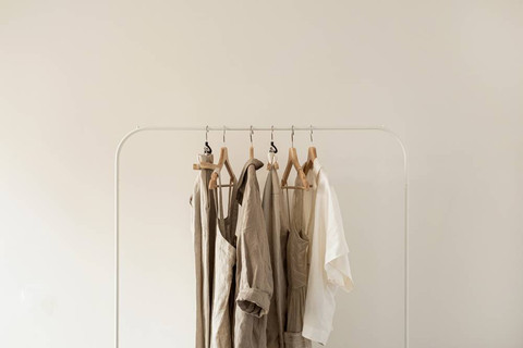 Ilustrasi Baju yang Cocok untuk Celana Cream. Foto: Shutterstock