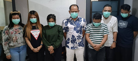 HP (kedua kanan) ASN Dinkes Tulungagung, DP (tengah) pegawai honorer BKN Surabaya, serta lima orang lainnya diamankan karena mengonsumsi narkoba jenis pil ekstasi. Foto: Polda Jatim