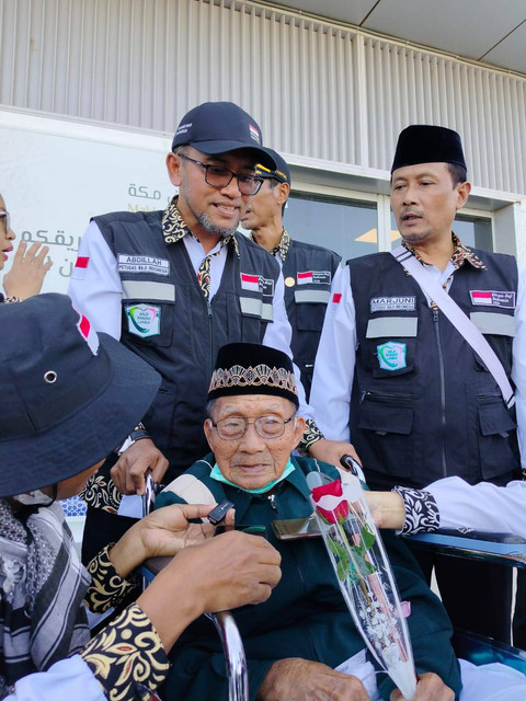 Jemaah haji tertua asal Ponorogo, Hardjo Mislan (110) tiba di Bandara Amir Muhammad bin Abdul Aziz (AMAA) Madinah, Kamis (16/5/2024) Foto: MCH 2024