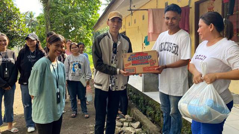 Penyerahan bantuan dari mahasiswa kepada warga terdampak erupsi Gunung Ruang.