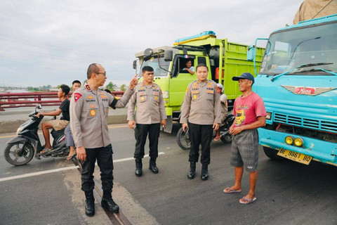 Kapolda Sumsel Irjen A Rachmad Wibowo saat memberhentikan sopir truk, Foto : Humas Polda Sumsel