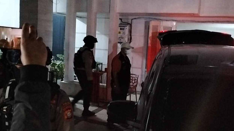 Penyidik KPK menggeledah rumah milik ipar, Syahrul Yasin Limpo, Andi Darussalam, yang berada di Jalan Letjen Hertasning, Kecamatan Rappocini, Makassar, Sulawesi Selatan, Kamis (16/5).  Foto: kumparan