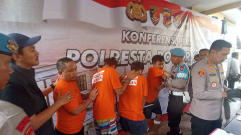 Polisi menangkap 4 orang tersangka kasus pencurian kendaraan roda empat yang terjadi pada Senin (22/4) pukul 03.00 WIB di Bogor. Foto: kumparan