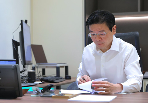 PM Singapura Lawrence Wong di meja kerjanya, Kamis, 16 Mei 2024. Foto: X/@LawrenceWongST