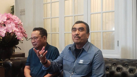 Pengcara Sandra Dewi dan Harvey Moeis, Harris Arthur Hedar, di kawasan Kebon Jeruk, Jakarta Barat, Kamis (16/5). Foto: Giovanni/kumparan