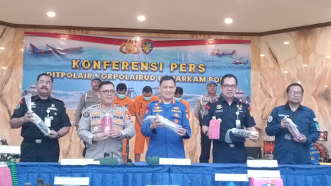 Ditpolair Baharkam Polri yang membongkar penyelundupan 91.246 benih bening lobster (BBL) dalam konferensi pers di Mako Ditpolair, Jakut, Jumat (17/5). Foto: Thomas Bosco