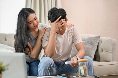 Pemilik zodiak Libra menghibur pasangannya. Foto: BongkarnGraphic/Shutterstock