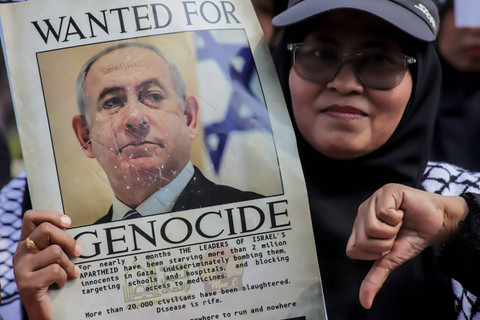 Massa pro-Palestina yang tergabung dalam Aqsa Working Group (AWG) berunjuk rasa pada peringatan ke-76 tahun Nakba, di depan Kedutaan Besar Amerika Serikat, di Jakarta, Jumat (17/5/2024). Foto: Jamal Ramadhan/kumparan