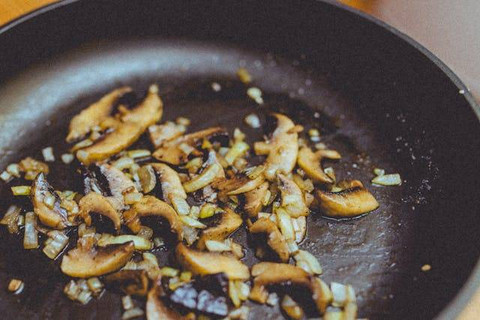 Ilustrasi bahan makanan yang telah dipotong kecil atau diiris tipis kemudian dimasak dengan menggunakan sedikit minyak disebut menumis. Foto: Pexels/Pixabay