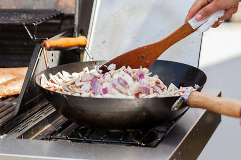 Ilustrasi prinsip dalam mengolah makanan dengan teknik menumis. Foto: Pexels/Julia Filirovska