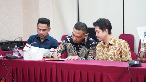 Dharma Pongrekun dan Kun Wardana saat menyerahkan berkas administrasi ke KPU DKI Jakarta, 17 Mei 2024. Foto: Dok. KPU DKI