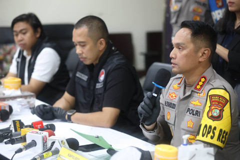 Kapolres Jakarta Barat Syahduddi saat memberikan keterangan pers saat rilis tersangka YG (Yogi Gamblez) terkait penyalahgunaan narkoba di Kapolres Jakarta Barat, Jakarta, Jumat (17/5/2024). Foto: Dok. Agus Apriyanto