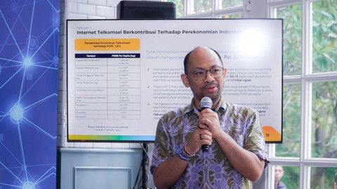 Paksi Cattra Kamang Walandouw, Wakil Kepala Bidang Penelitian dan Pelatihan Lembaga Demografi FEB UI, dalam konferensi pers hasil riset 'Kontribusi Penetrasi Internet Telkomsel Terhadap Perekonomian Indonesia'. Foto: Dok. Telkomsel