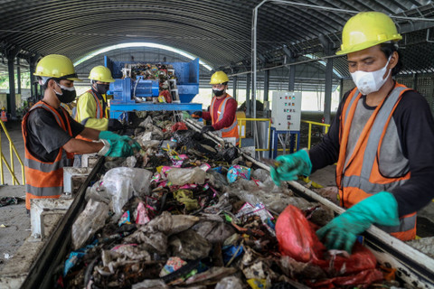Pekerja melakukan proses pengolahan sampah dalam uji coba operasional Tempat Pengolahan dan Pemrosesan Akhir Sampah (TPPAS) Lulut Nambo, Kabupaten Bogor, Jawa Barat, Jumat (17/5/2024). Foto: Yulius Satria Wijaya/ANTARA FOTO