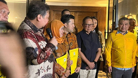 Gubernur Jawa Timur Khofifah Indar Parawansa dan Wagub Jawa Timur Emil Dardak sambangi kediaman Ketum Golkar Airlangga Hartarto di Jakarta Selatan, Jumat (17/5/2024). Foto: Haya Syahira/kumparan