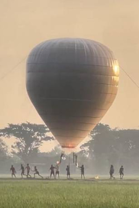 Insiden balon udara meledak di Desa Muneng, Ponorogo, Senin (13/5/2024).   Foto: Destyan Handri Sujarwoko/tangkap layar video warga/ANTARA