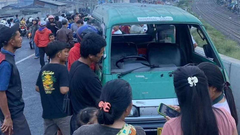 Angkot yang membawa 14 siswa SMPN 4 Cimahi terguling di Flyover Ciroyom, Kota Bandung pada Jumat (17/5/2024)  Foto: Dok. Istimewa