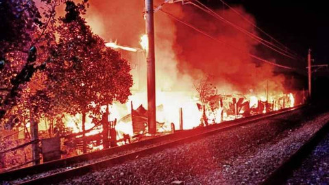 Kebakaran di dekat perlintasan kereta api di Kelurahan Manahan, Kecamatan Banjarsari, Solo, Jawa Tengah, Jumat (17/5/2024) malam.  Foto: Dok. Istimewa