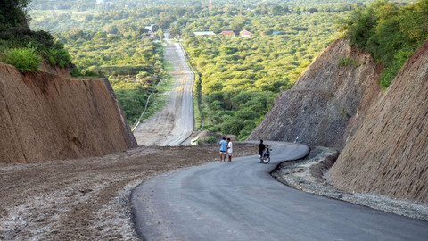 Warga berdiri di ruas jalan yang baru dibuka di Desa Bora, Sigi, Sulawesi Tengah, Jumat (17/5/2024). Foto: ANTARA FOTO/Basri Marzuki