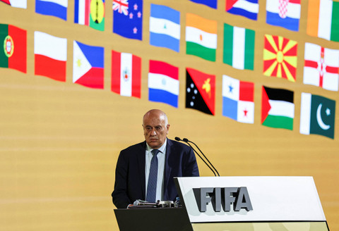 Ketua Asosiasi Sepak Bola Palestina Jibril Rajoub menghadiri Kongres FIFA ke-74 di Queen Sirikit National Convention Center, di Bangkok, Thailand, 17 Mei 2024. Foto: REUTERS/Athit Perawongmetha