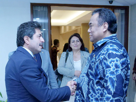 Wakil Ketua DPR RI Bidang Korinbang, Rachmat Gobel, bertemu dengan anggota Komisi I DPR RI Muhammad Farhan di Jakarta, Jumat (17/5/2024). Foto: Dok. Istimewa