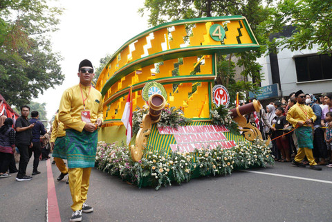 Mobil hias motif cerak insang khas Melayu Pontianak dipamerkan dalam acara HUT ke-44 Dakranas. Foto: Dok. Prokopim Pemkot Pontianak