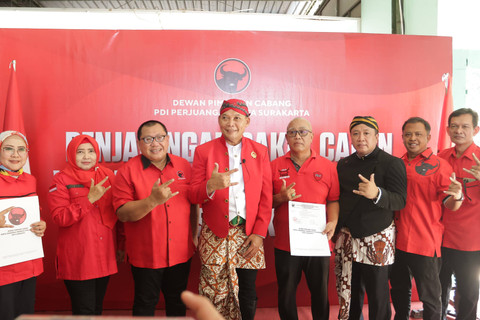 Teguh Prakosa mendaftarkan diri sebagai bakal calon Wali Kota Solo di DPC PDIP Solo, Sabtu (18/5). Foto: Dok. kumparan