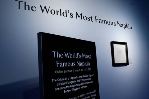 Serbet yang di atasnya tertulis janji pertama kontrak untuk mengamankan Lionel Messi yang berusia 13 tahun untuk FC Barcelona, dipajang di Bonhams, New York, pada 5 Maret 2024. Foto: Timothy A. Clary/AFP