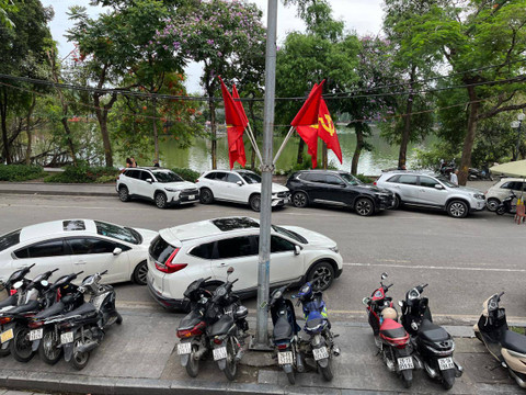 Motor yang parkir di trotoar Hanoi, Vietnam. Foto: Fitra Andrianto/kumparan