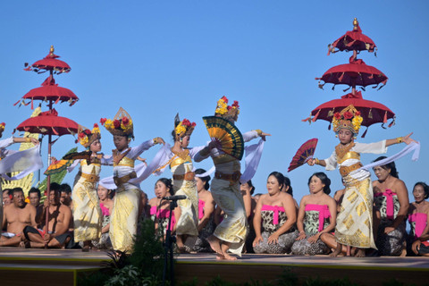 Sejumlah penari membawakan tari Sang Hyang Dedari dalam acara Balinese Water Purification Ceremony rangkaian World Water Forum ke-10 2024 di Kura-Kura Bali, Denpasar, Bali, Sabtu (18/5/2024). Foto: Aprillio Akbar/ANTARA FOTO