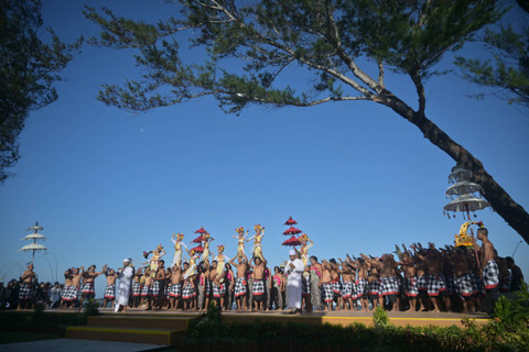 Sejumlah seniman membawakan tari Sang Hyang Dedari dalam acara Balinese Water Purification Ceremony rangkaian World Water Forum ke-10 2024 di Kura-Kura Bali, Denpasar, Bali, Sabtu (18/5/2024). Foto: Aprillio Akbar/ANTARA FOTO