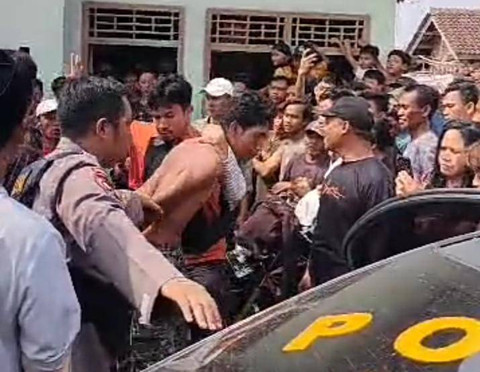 Dua pencuri yang ditangkap warga usai ketahuan mencuri mesin pres genteng. | Foto: Dok Istimewa