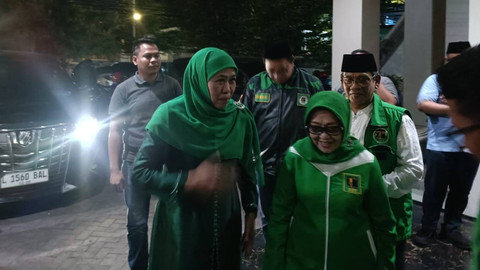 Khofifah Indar Parawansa tiba di kantor DPW PPP Jatim di Jalan Kendangsari, Surabaya, Sabtu (18/5/2024). Foto: Farusma Okta Verdian/kumparan