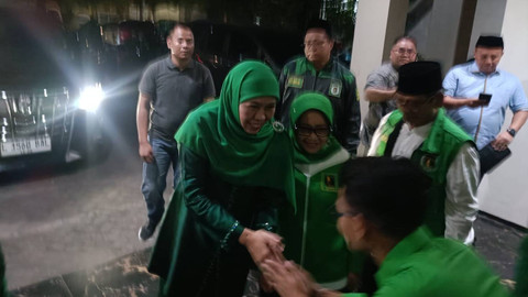 Khofifah Indar Parawansa tiba di kantor DPW PPP Jatim di Jalan Kendangsari, Surabaya, Sabtu (18/5/2024). Foto: Farusma Okta Verdian/kumparan